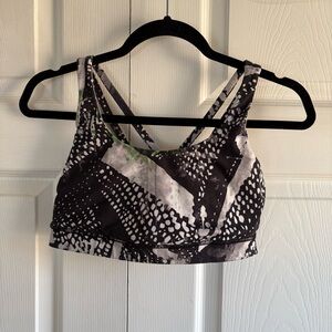 Lululemon Energy Sports Bra‎ 8 Strappy Black White Abstract Yoga Pilates Gym Top